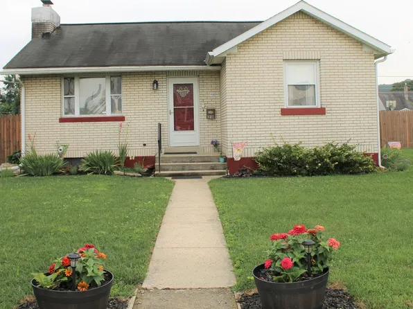 218 W Race St, Fleetwood, PA 19522