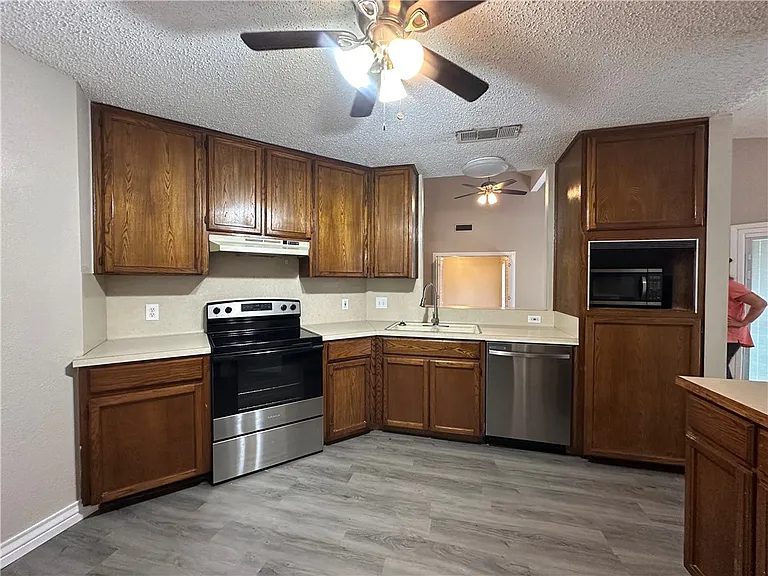 2429 Woodway Dr — Photo 11