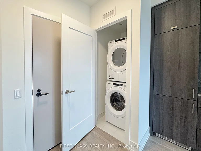 858 Dupont St #818 — Photo 5