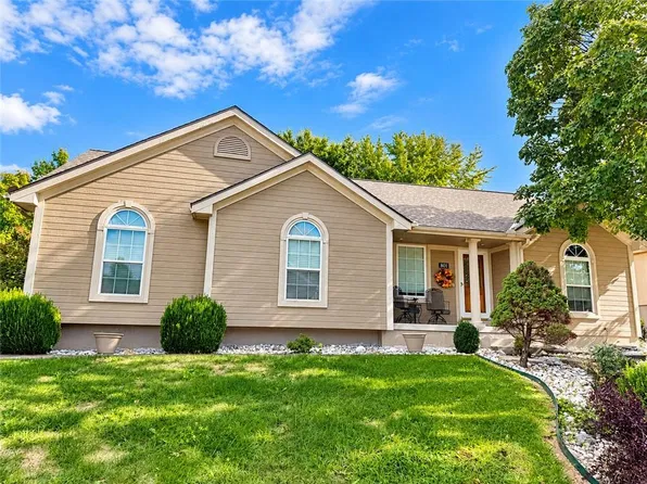 801 SW Graystone Dr, Grain Valley, MO 64029