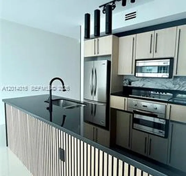 79 SW 12th St #4008S — Photo 3