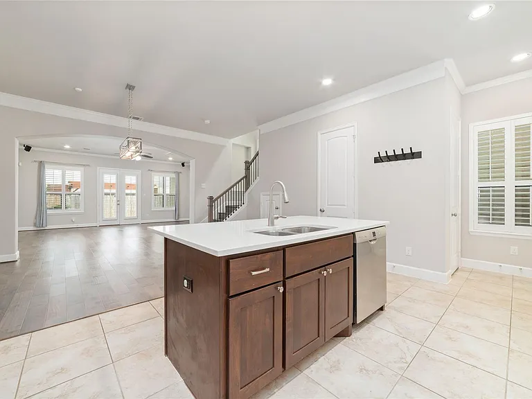 5020 Dickson St — Photo 8