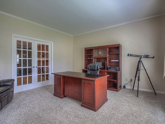 4th image of 1750 Surrey Dr