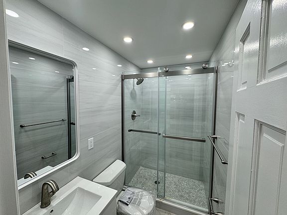 5th image of 21-22 Hoyt Ave S #3