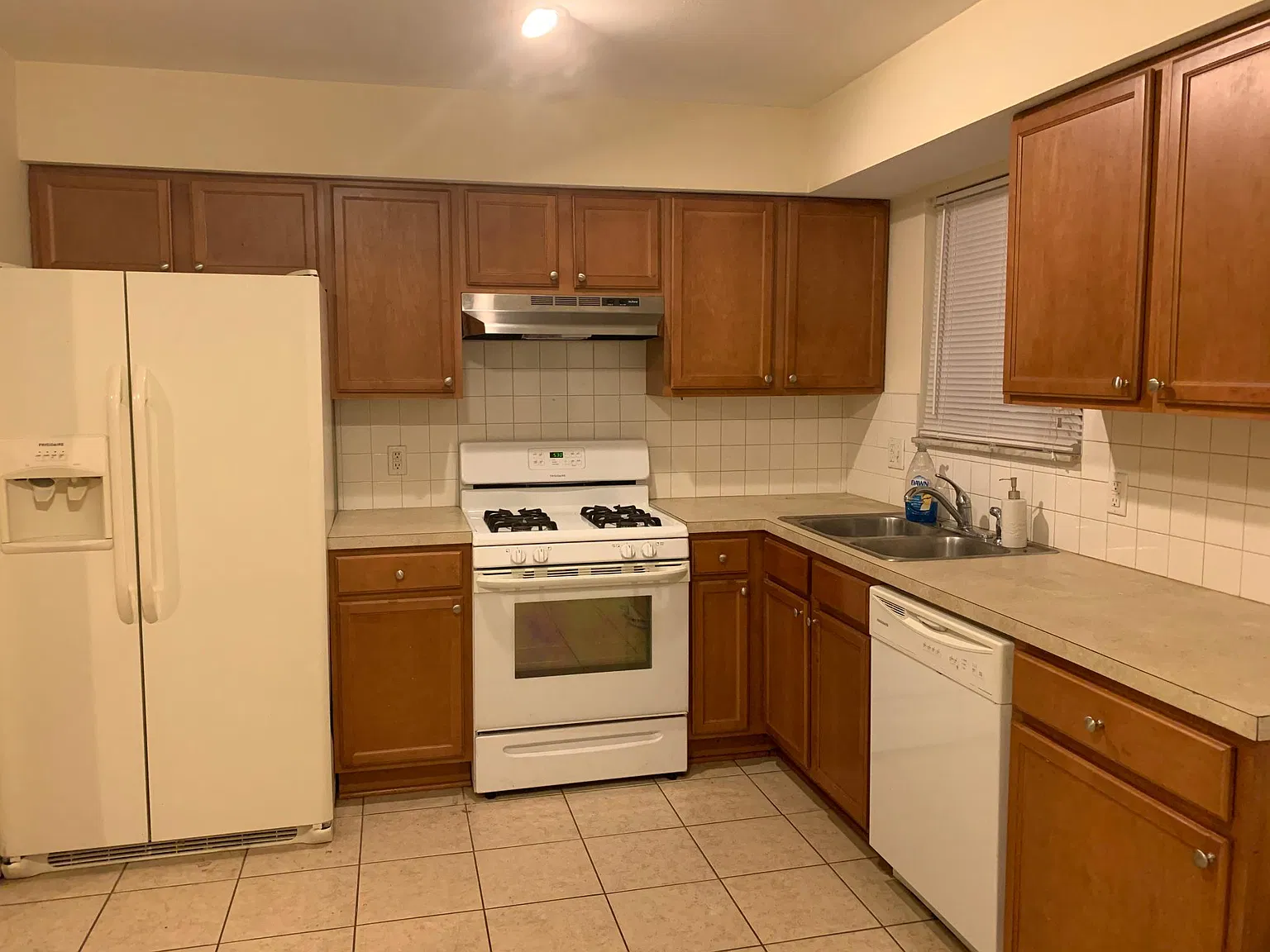 3 bed, 953 sqft, $1,600 — Photo 2
