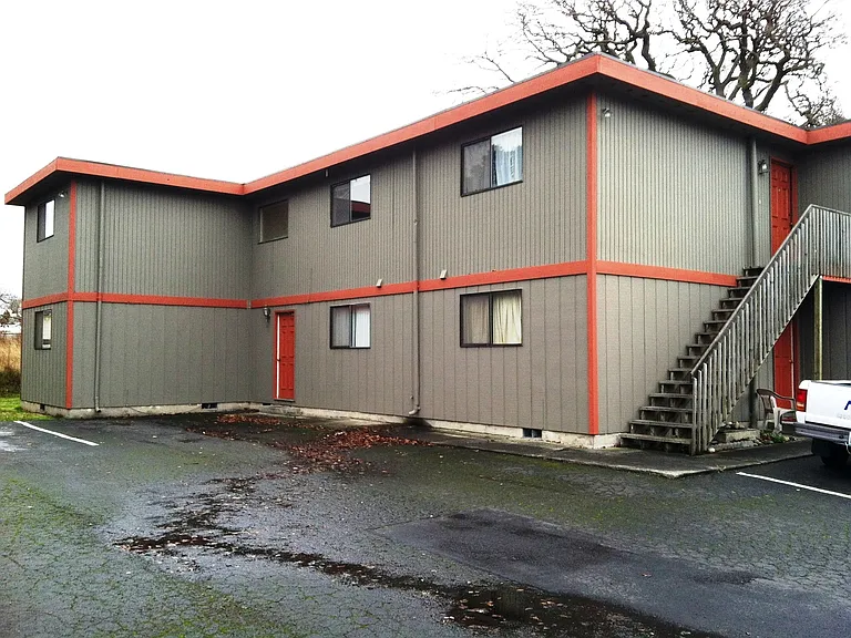 The Oaks Apartments (440 SE Barrington Dr) — Photo 1