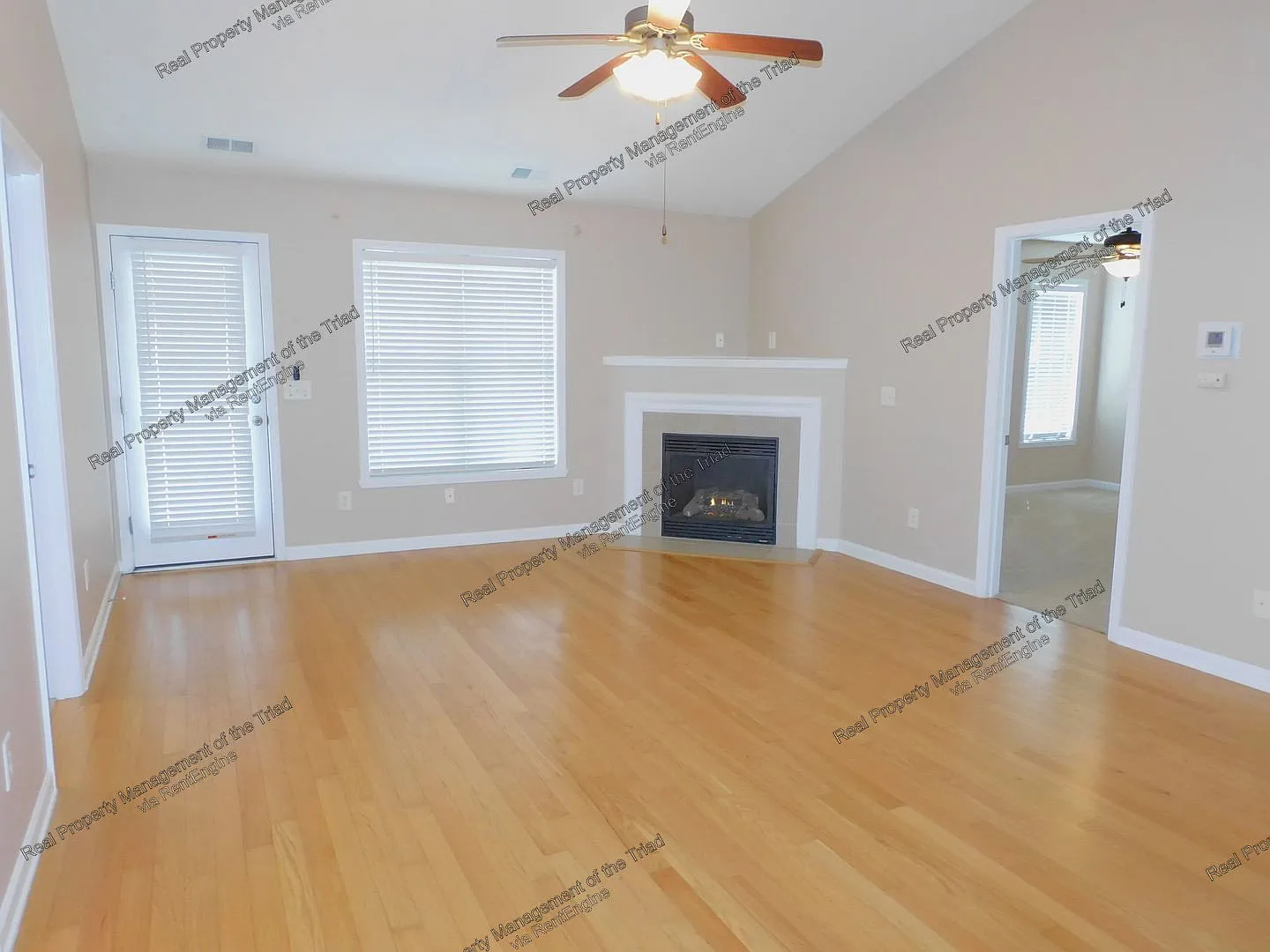 3 bed, 2.0 bath, 1274 sqft, $1,895 — Photo 3