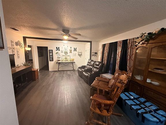 5th image of 219 Barton St