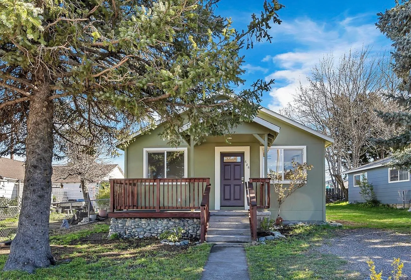 686 Spur St photo 1
