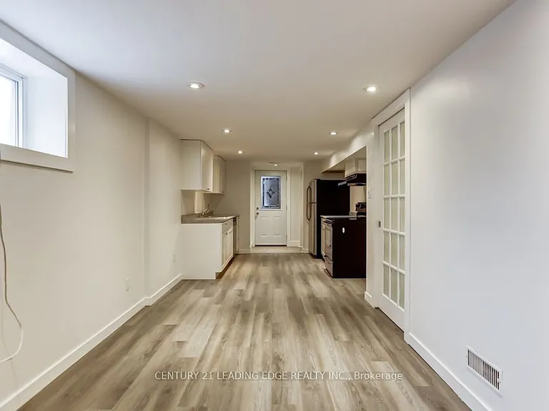 104 Leslie St #LOWER — Photo 13