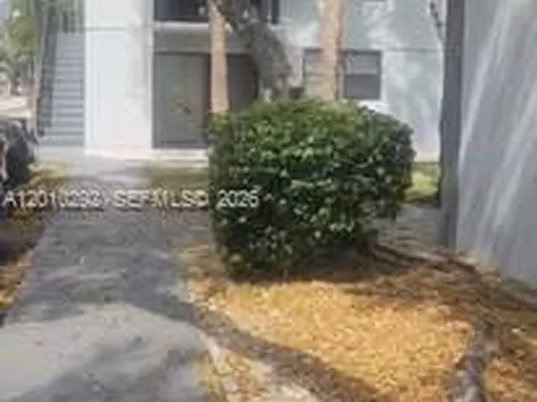 7220 NW 179th St APT 111, Hialeah, FL 33015