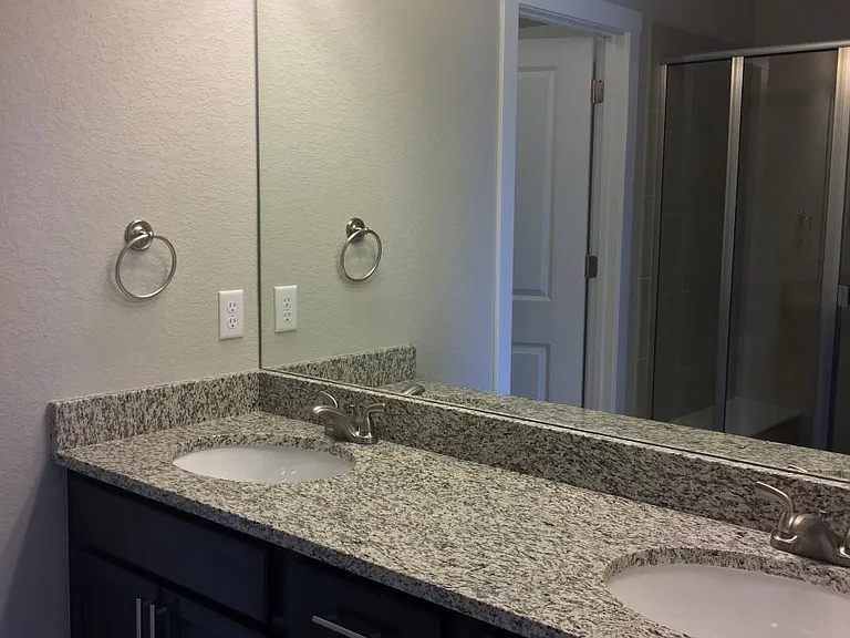 Dual sink master bath