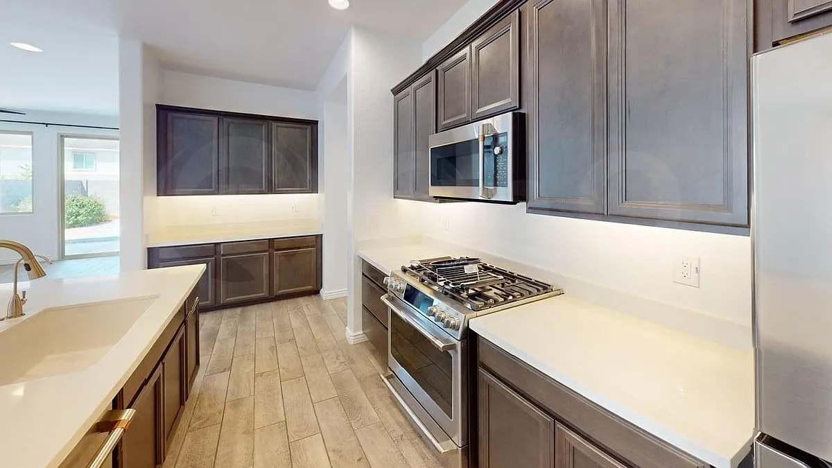 5 bed, 3.0 bath, 2132 sqft, $2,489 — Photo 3