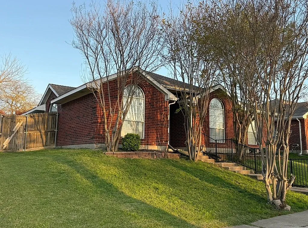 4501 Crystal Ln photo 1