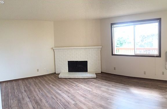 5th image of 621 SE 121st Ave