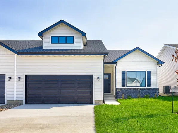 16712 Walnut Meadows Cir, Urbandale, IA 50323