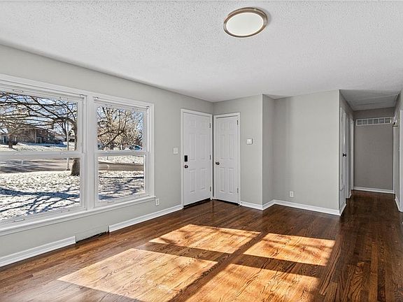 4th image of 1508 NE Shady Lane Dr