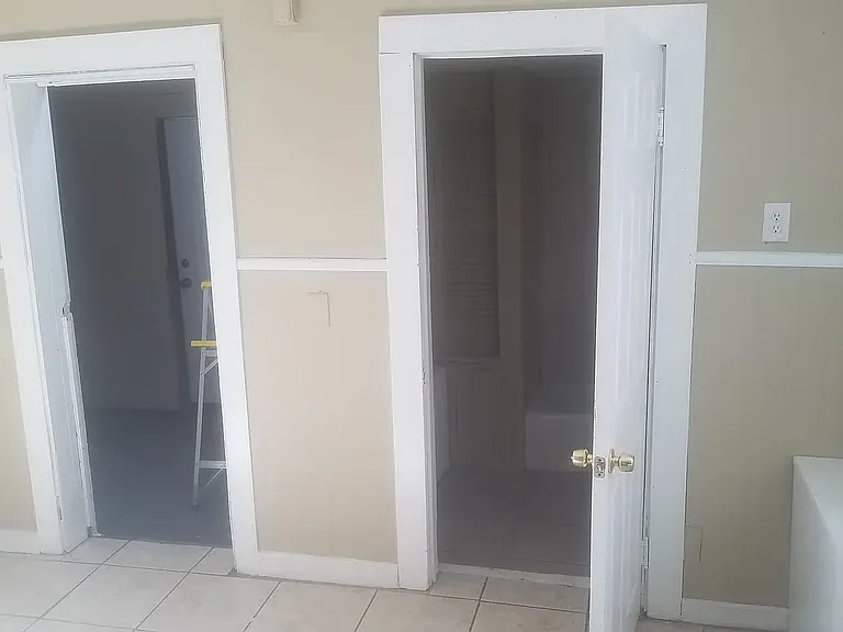3954 Victory Blvd #1R — Photo 3