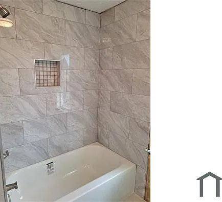 905 W 9th St — Photo 2