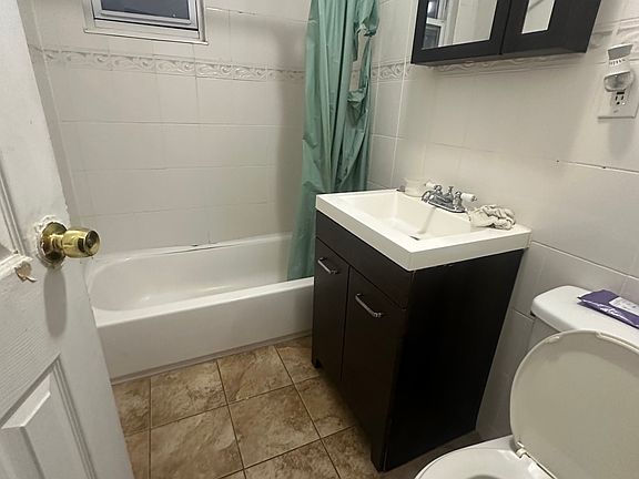 3rd image of 840 E 227th St #2