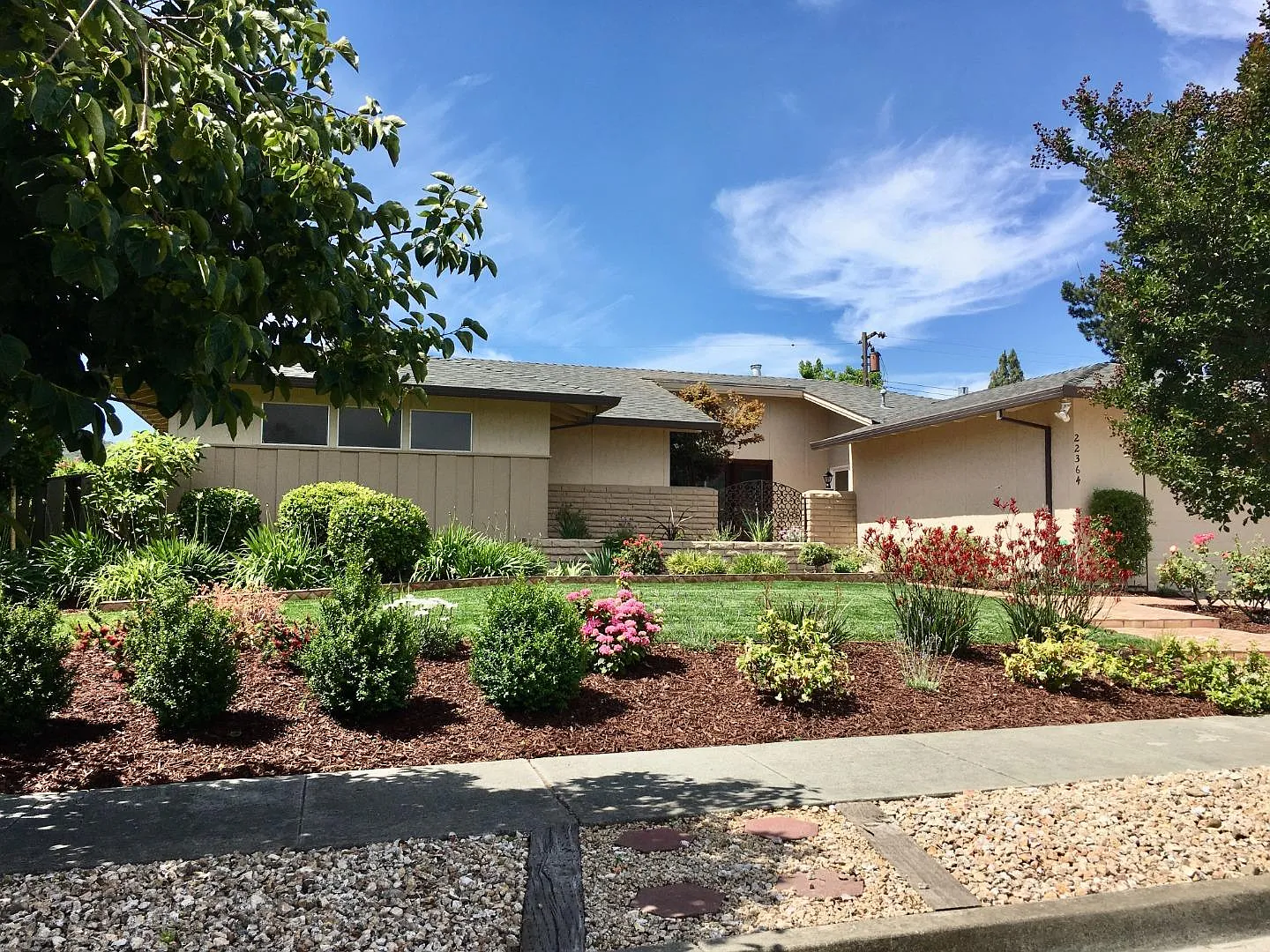 22364 Riverside Dr photo 1
