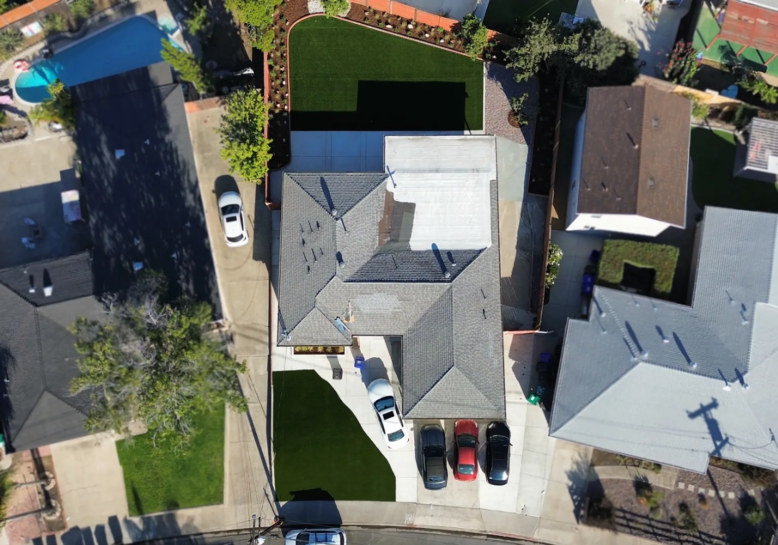 7 Bed House in Prime Location, Steps to Campus! — Photo 2