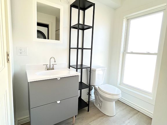 Secondary full bathroom