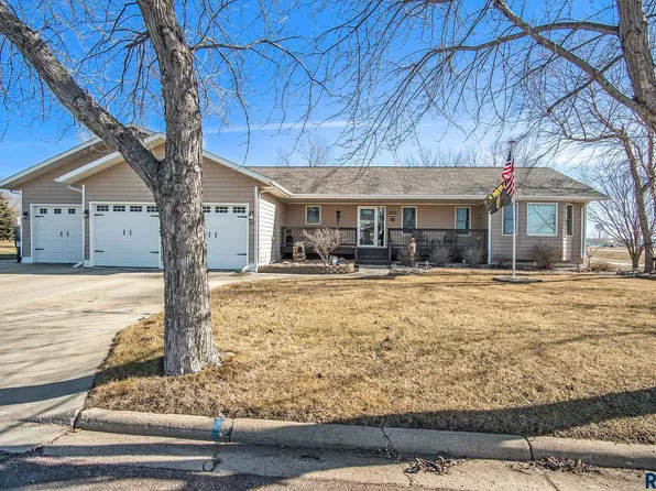 1018 S Blaine St, Lennox, SD 57039