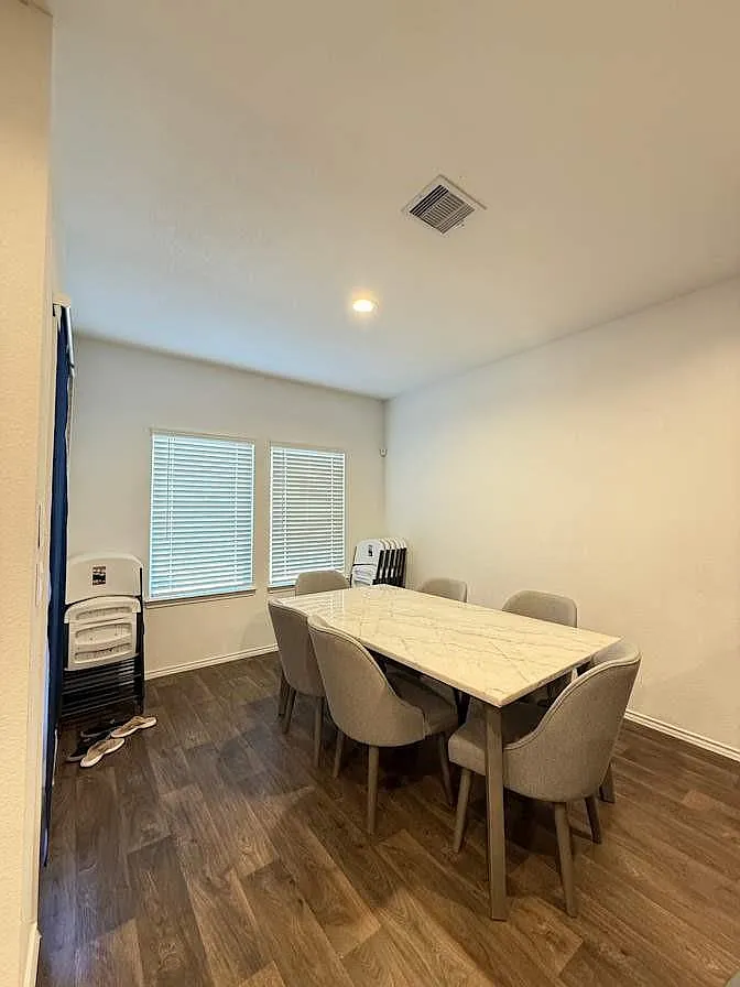 4 bed, 3.0 bath, 2377 sqft, $2,400 — Photo 4