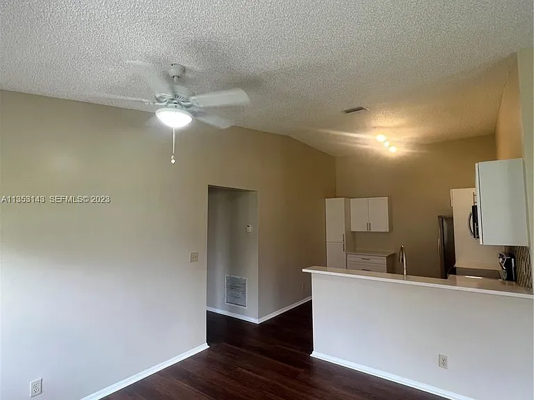 2306 Maplewood Dr — Photo 6