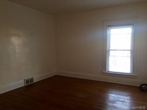 2nd image of 751 Ashland Ave Uppr #