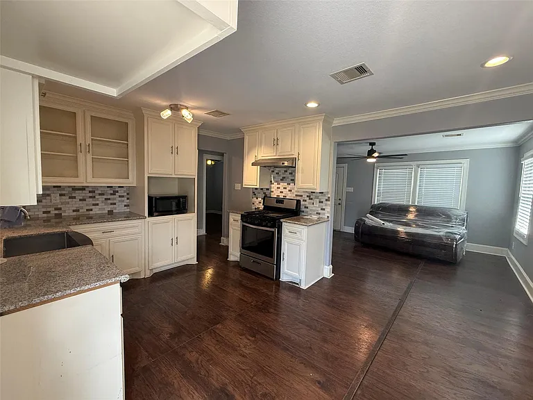 1321 Taylor Ave — Photo 2