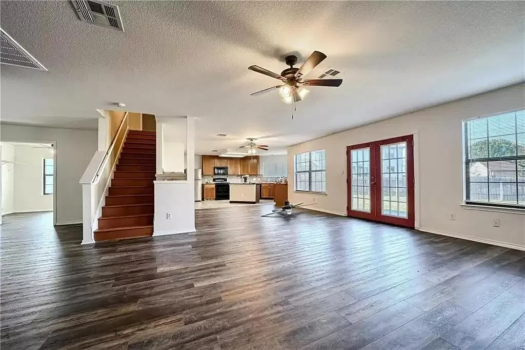 5 bed, 3743 sqft, $3,200 — Photo 3