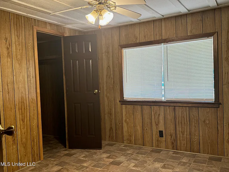 1213 Lake Shore Dr — Photo 3
