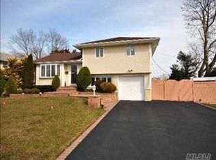 50 Debora Dr, Plainview, NY 11803