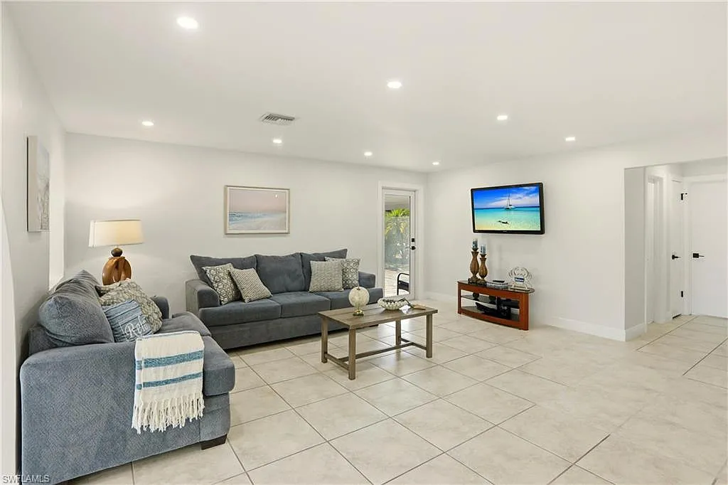 3 bed, 2.0 bath, 2416 sqft, $12,000 — Photo 4