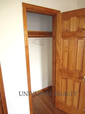 Rented by Universal Realty Group | media 2