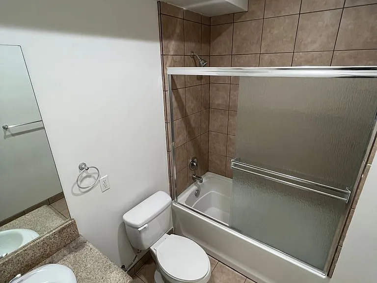 Yaya Laurel 1 Apartments — Photo 27