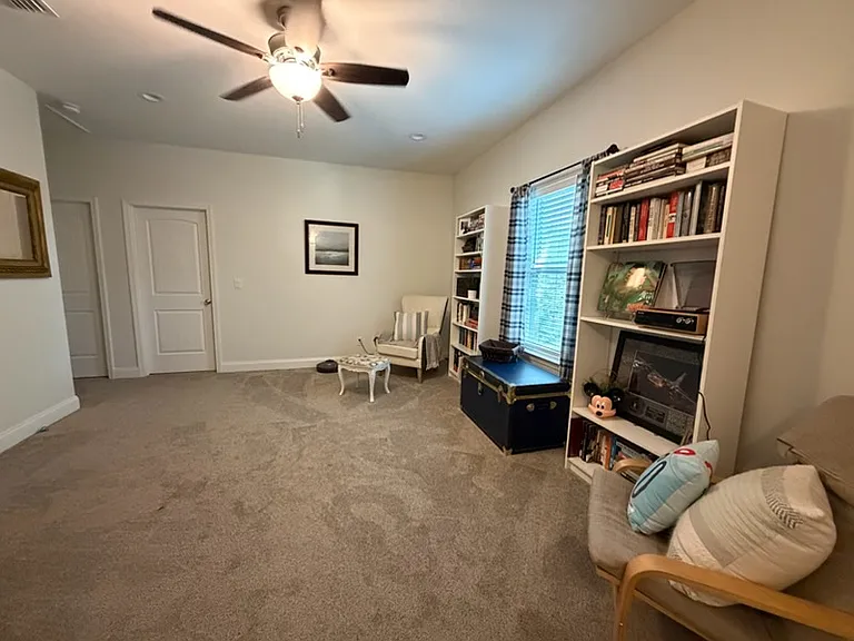 411B Redwood Ave — Photo 6