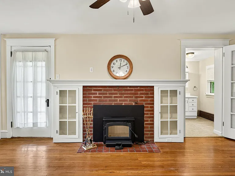 113 S Valley Rd — Photo 12