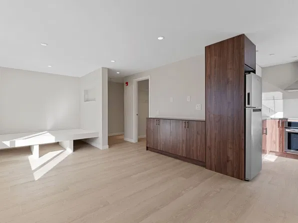 McKinnley Apartments - Luxury Studios!