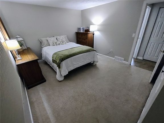 4th image of 14 Linda Ln