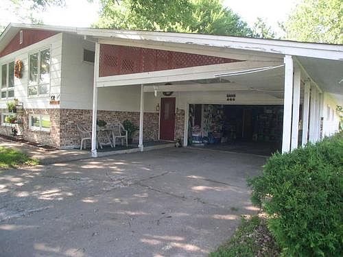 3rd image of 225 W Division St
