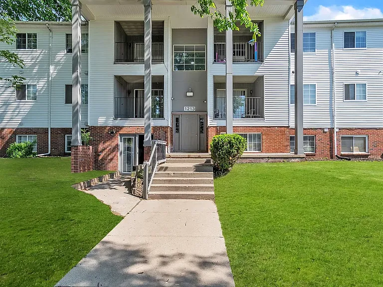 Auburn West Apartments — Photo 13