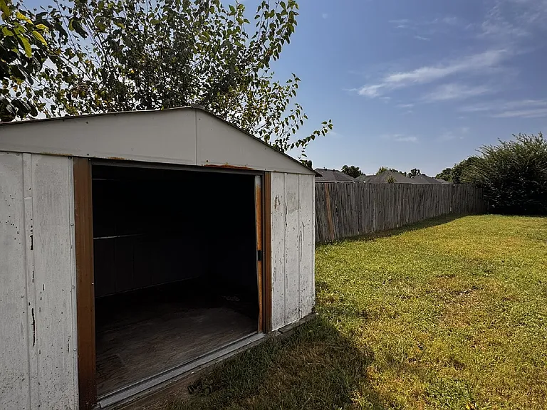 1532 Hutchinson St — Photo 20