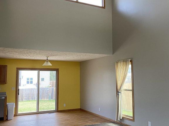 5th image of 721 Redwood Ct