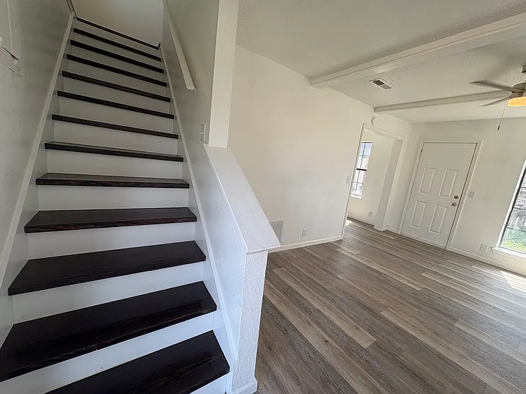 College Park Townhouses — Photo 5