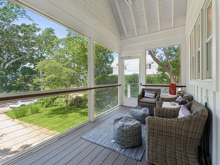 104 Lake Dr — Photo 2