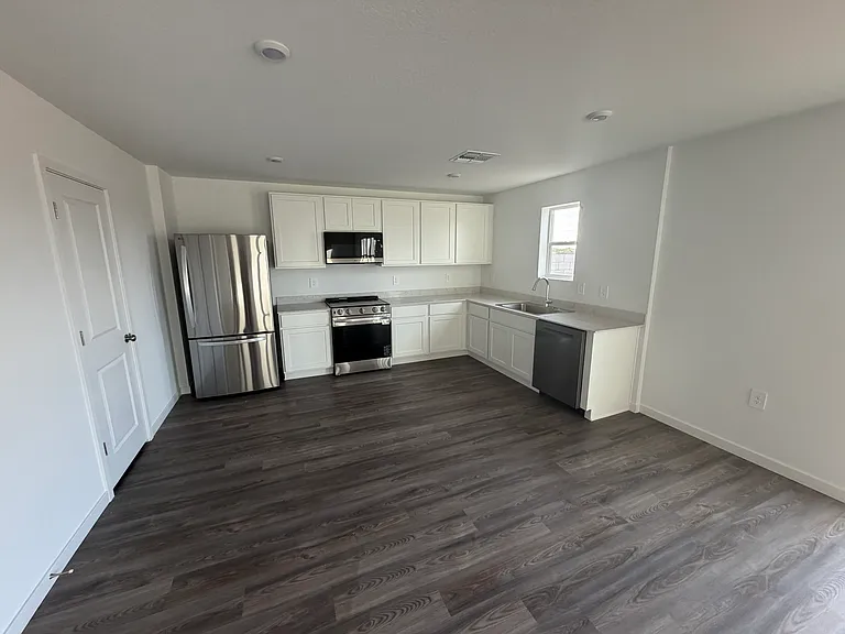 596 W Van Haren St — Photo 2