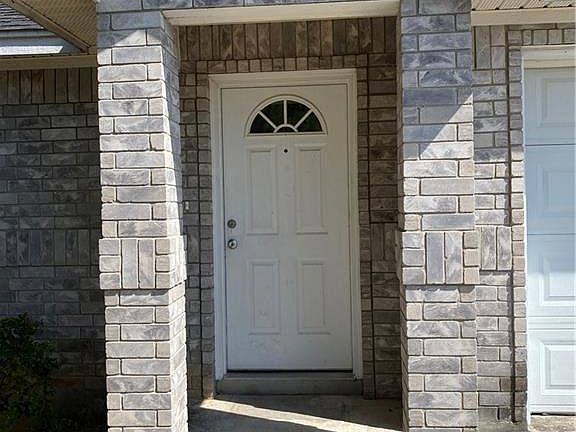 3rd image of 3043 Pine Valley Dr